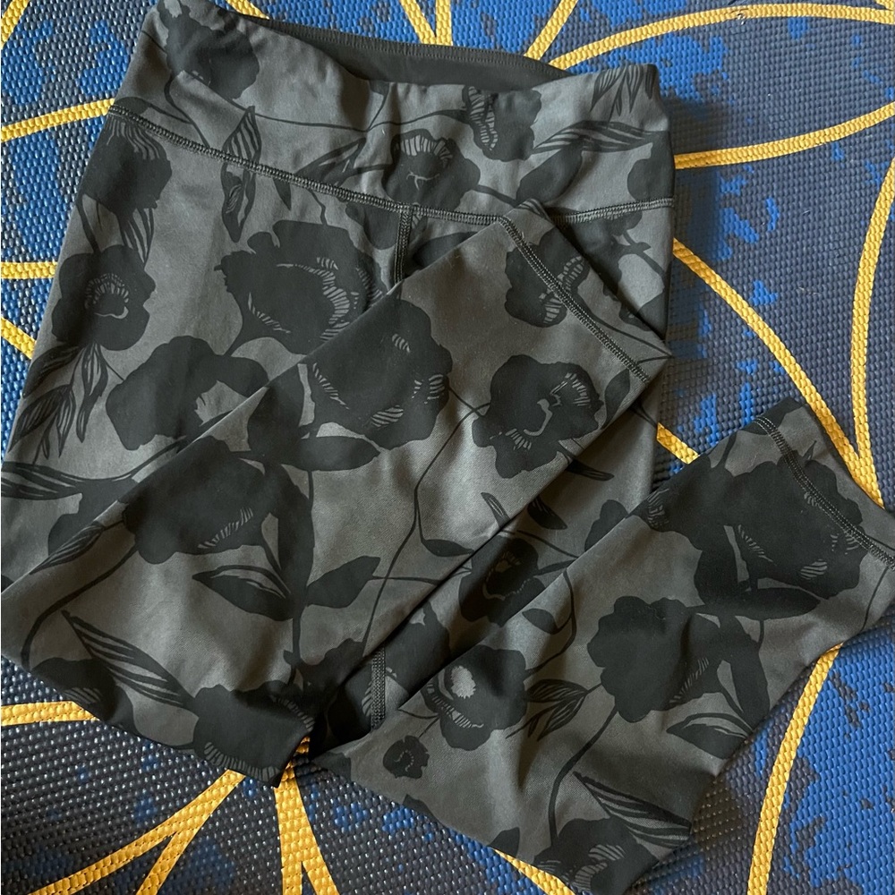 Lululemon Black Floral Capri Leggings - Picture 3 of 7